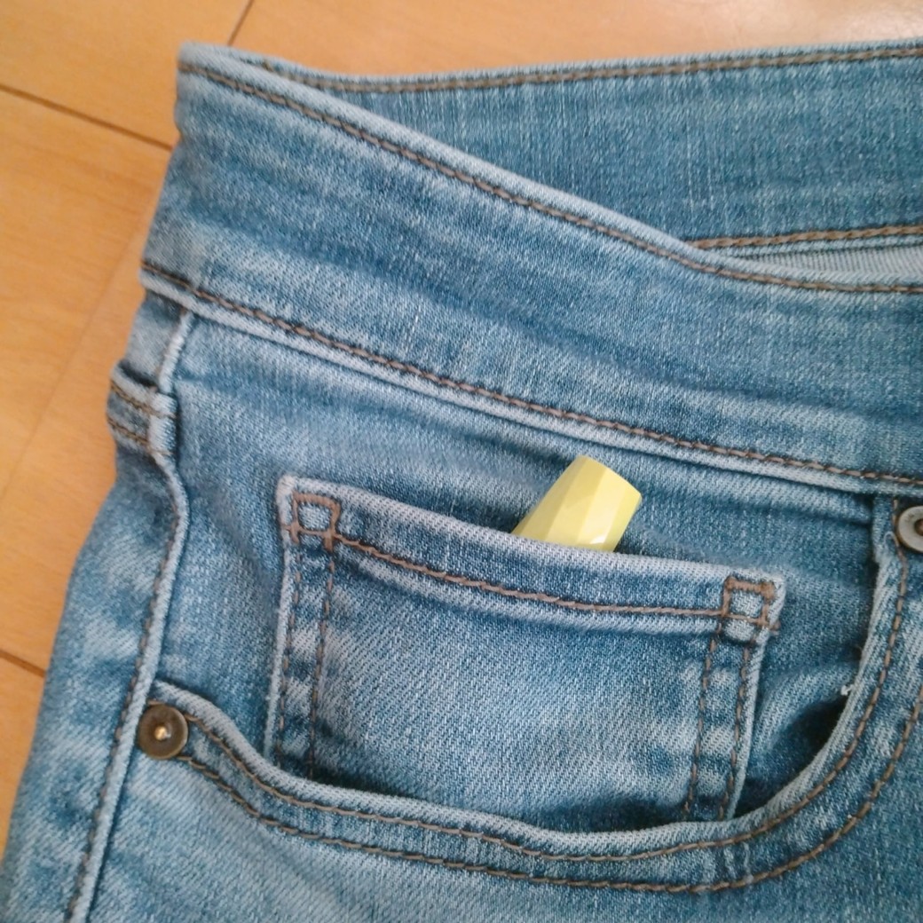 目薬を入れたジーンズのポケット