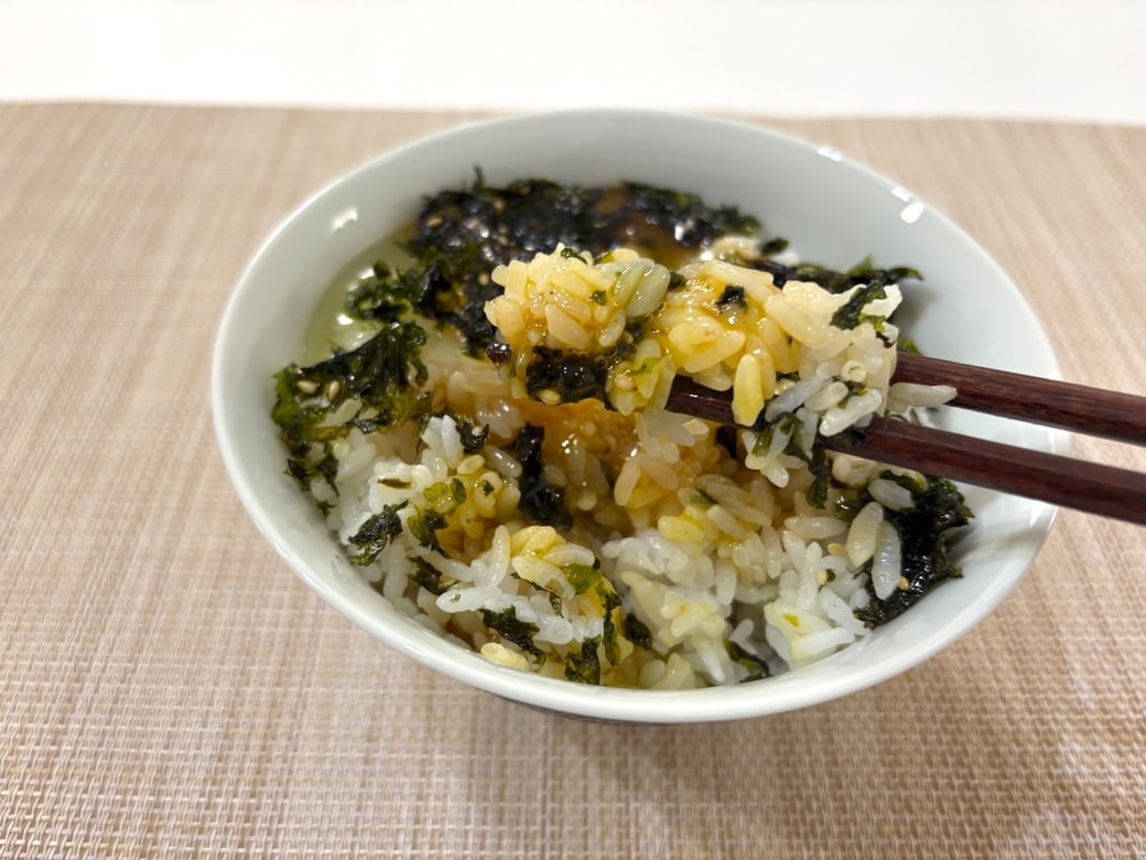 甘辛いタレと韓国のりの風味でやみつきになる味わい