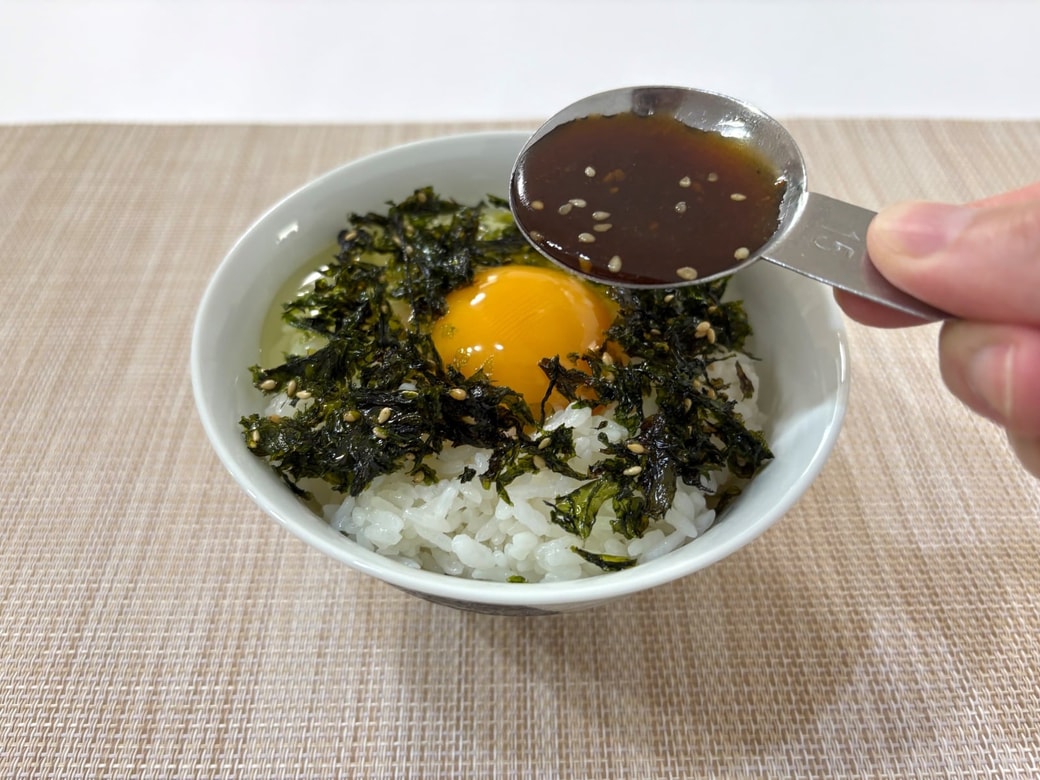 焼肉のタレを回しかける