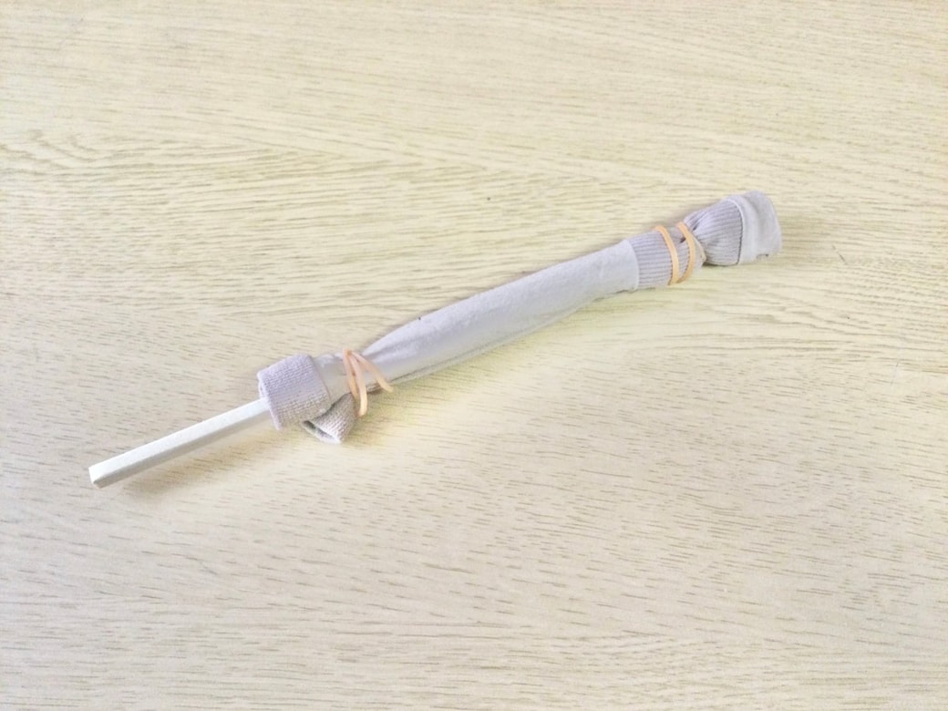 割り箸にストッキングを巻く