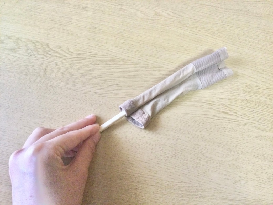 割り箸にストッキングを巻く