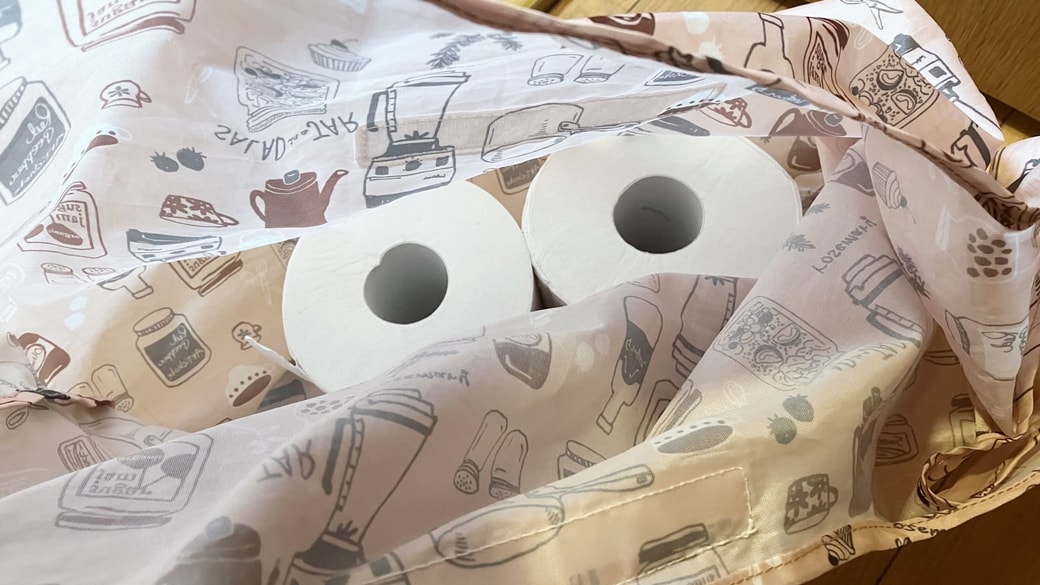 トイレットペーパーのストックをエコバッグに入れている様子
