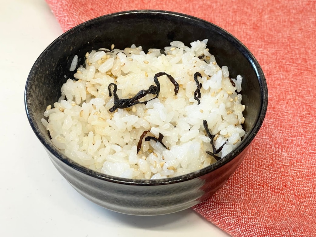 塩昆布ごま混ぜご飯