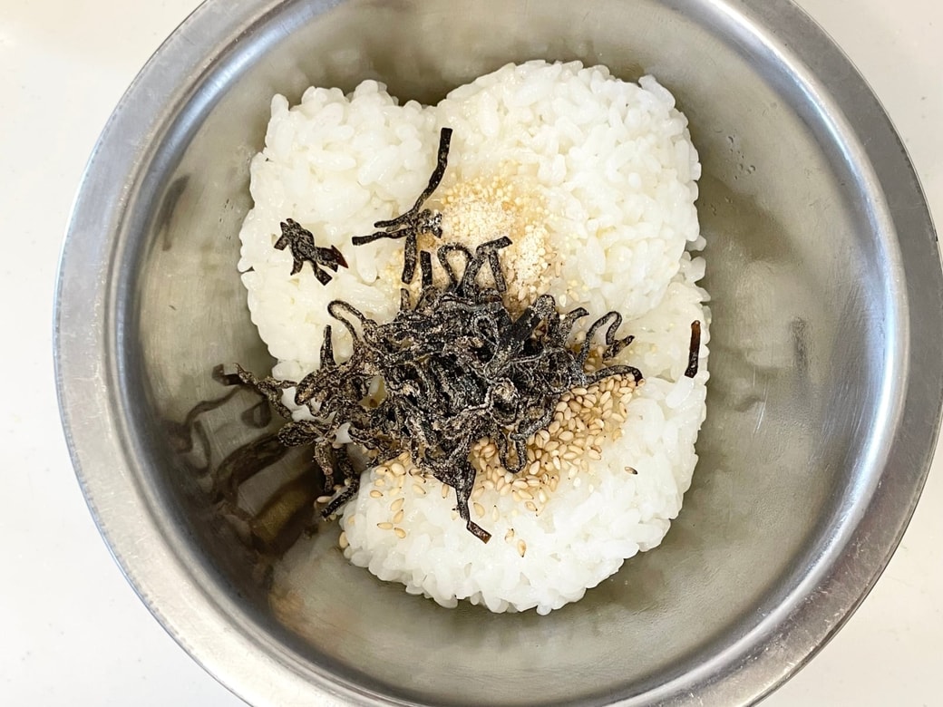 塩昆布ごま混ぜご飯