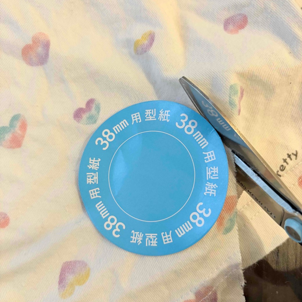 服を切っているところ