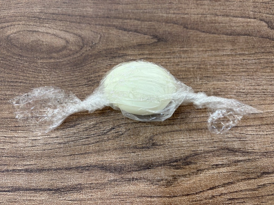 ゆで卵をラップで包む