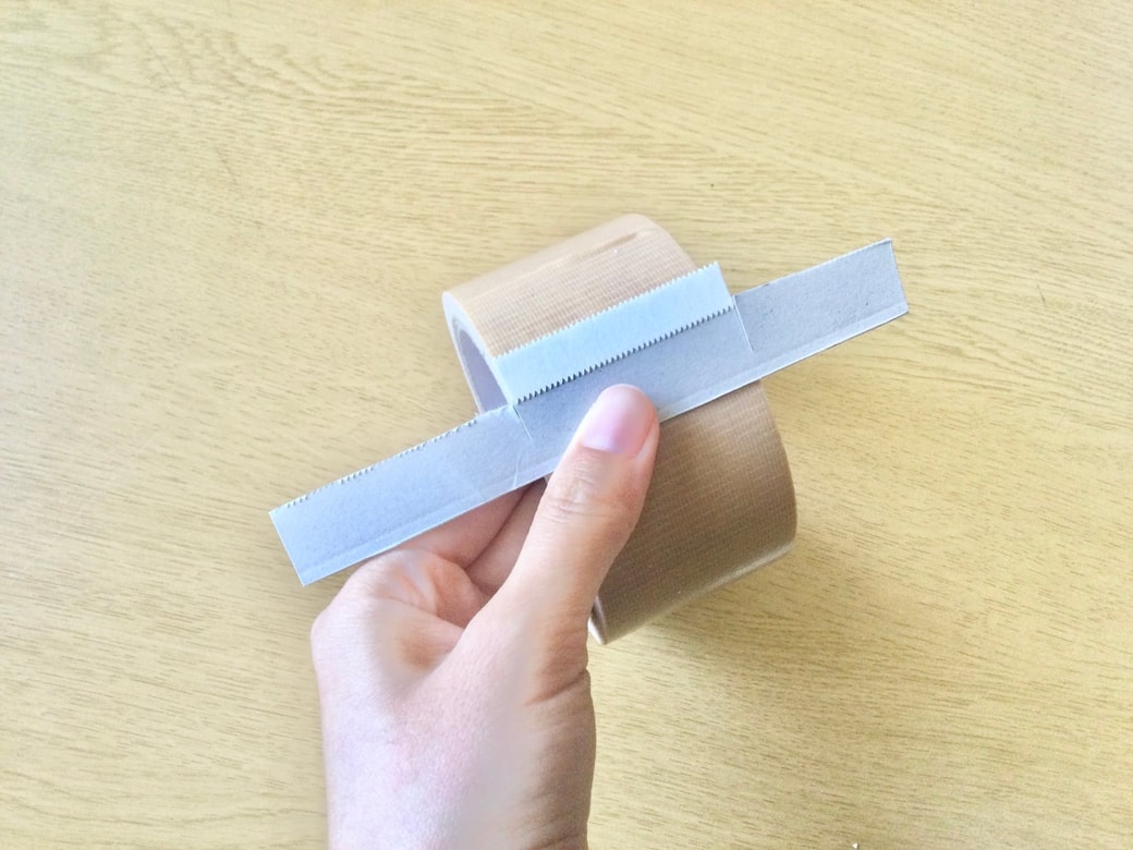 ラップの刃をガムテープに巻き付ける