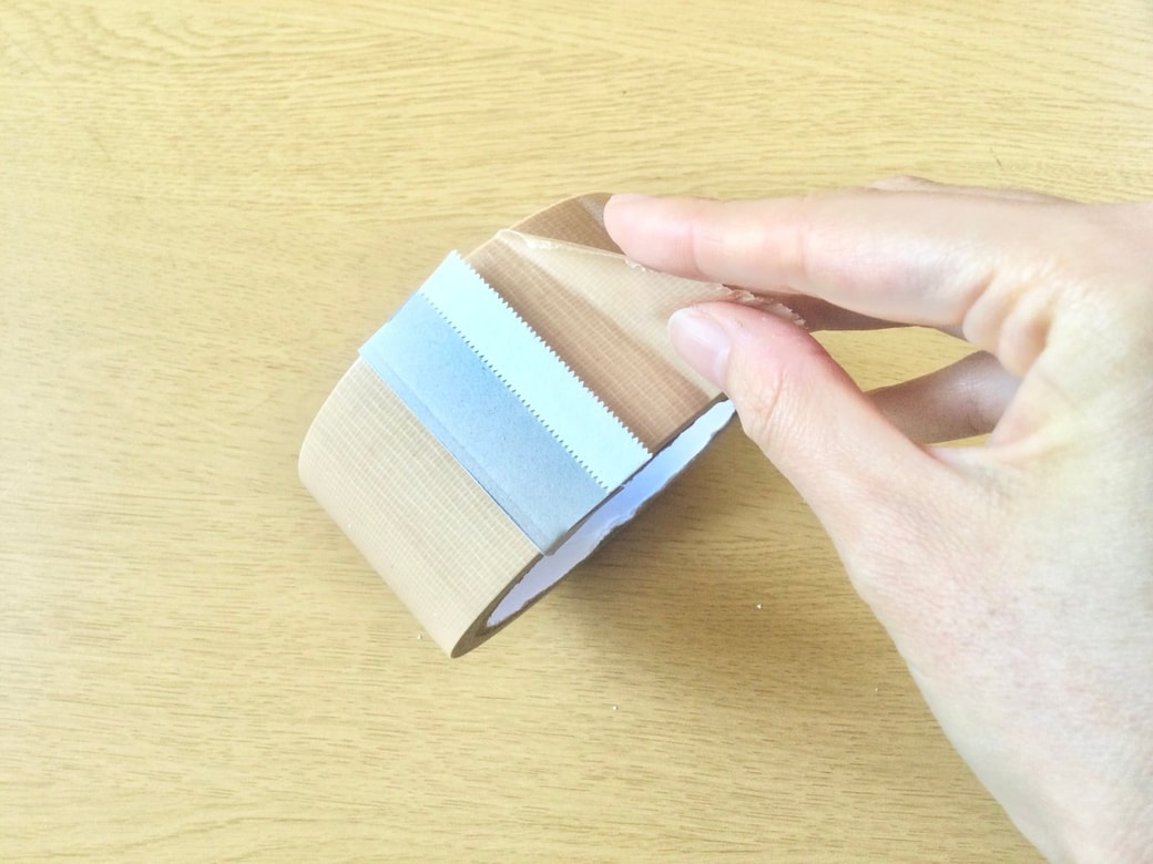 ラップの刃をガムテープに巻き付ける