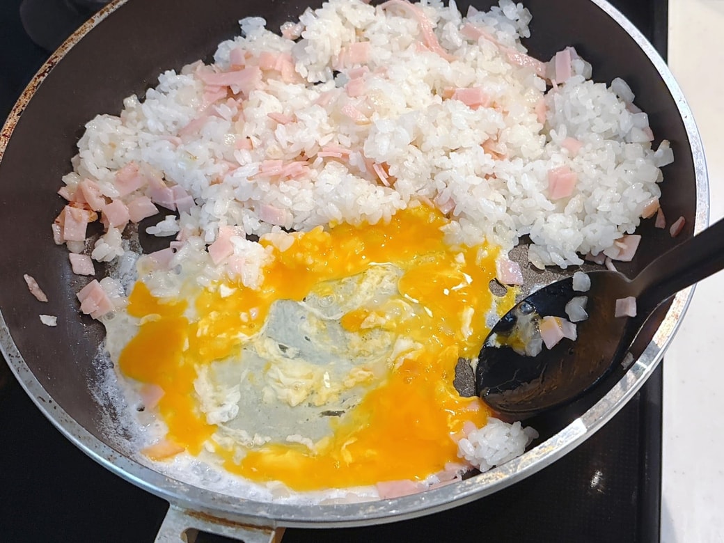 卵を加えて炒める