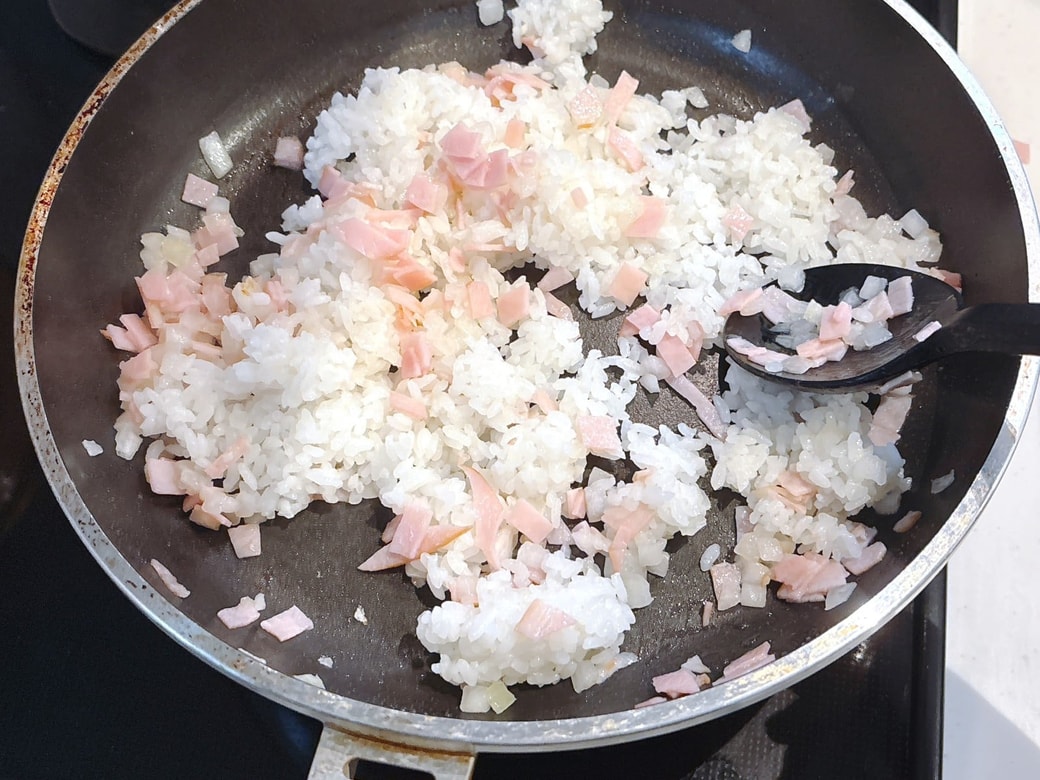 ごはんを加えて炒める