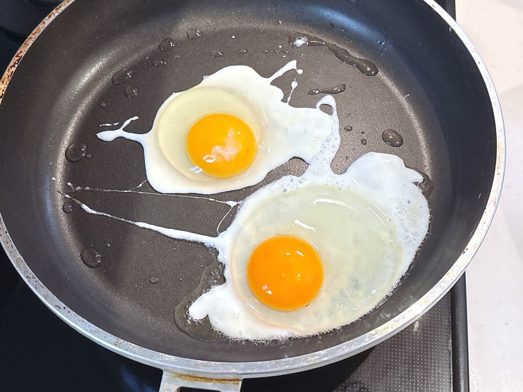 いつも通り目玉焼きを作る