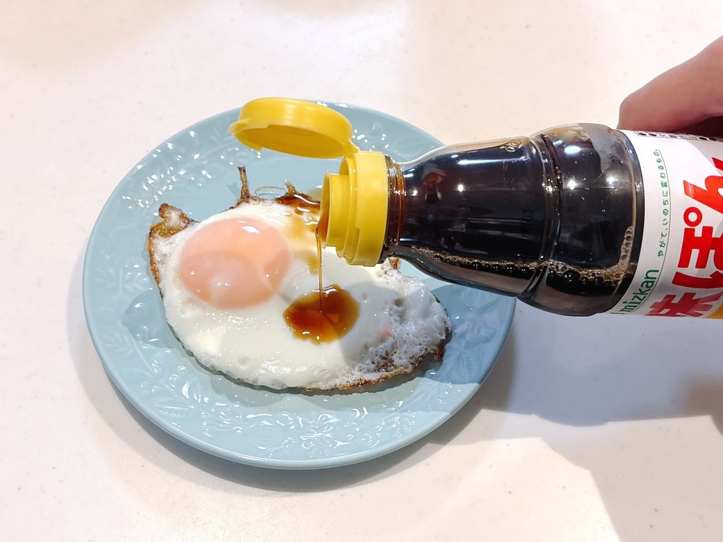 目玉焼きにポン酢をかける