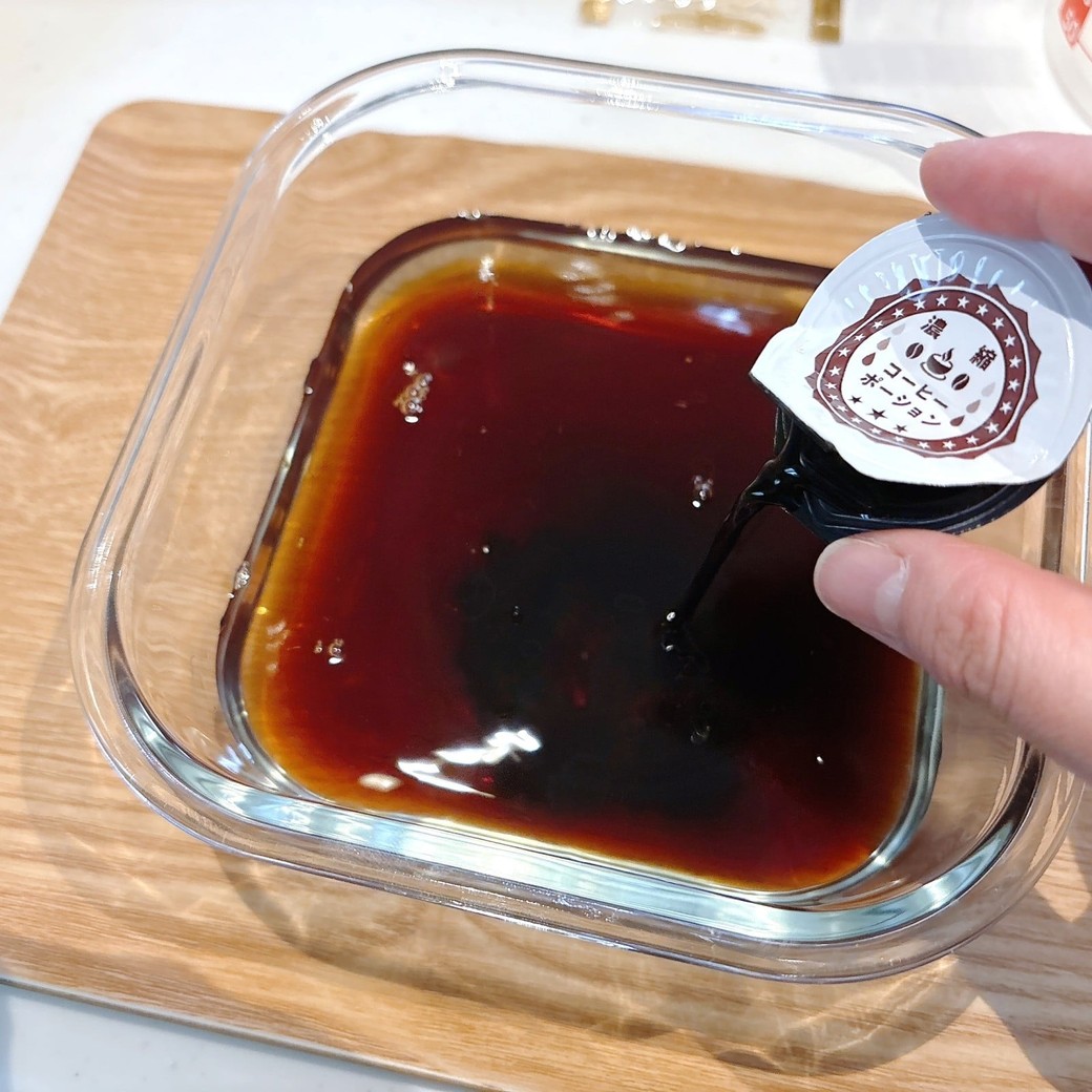 水とコーヒーポーションを混ぜる