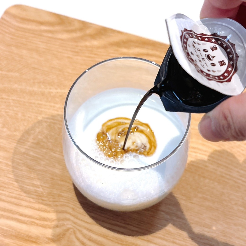 牛乳にコーヒーポーションを注ぐ