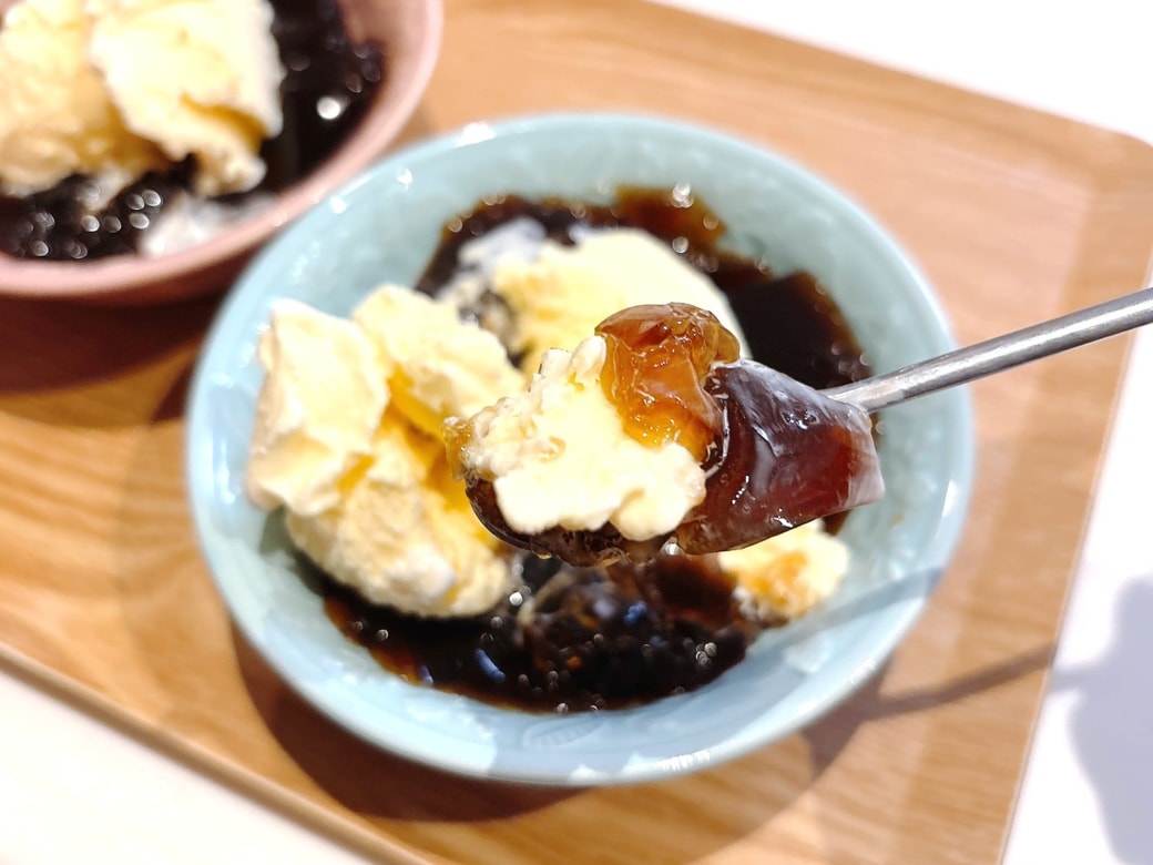 甘さひかえめでほろ苦いコーヒーゼリーに、甘いバニラアイスがよく合う