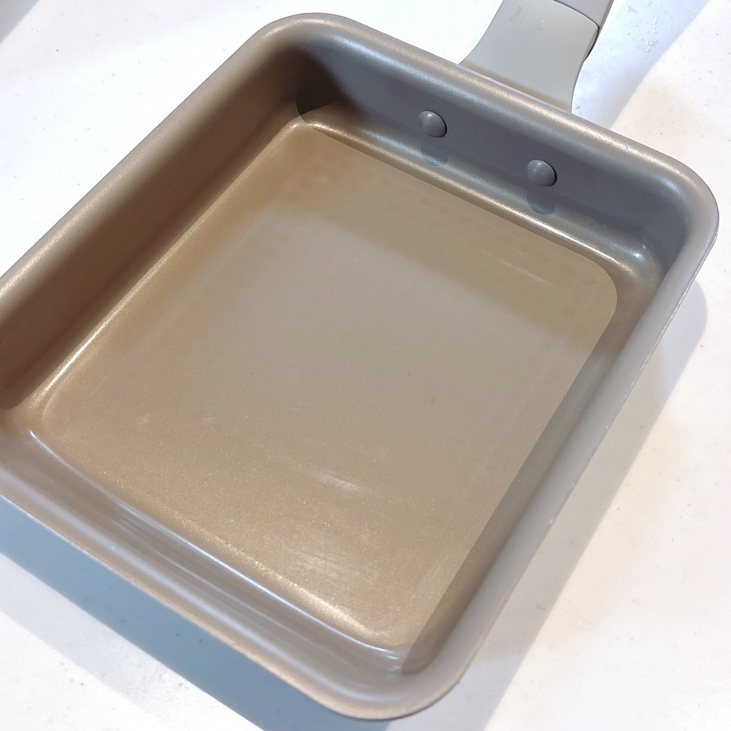 いかにも滑りやすそうなツヤと色