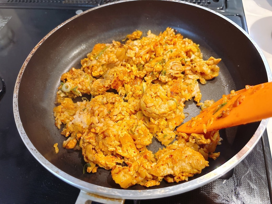 ごはん・卵と炒めて「キムチチャーハン」に