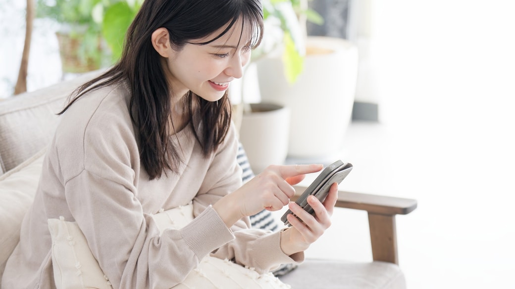 スマホで検索する女性