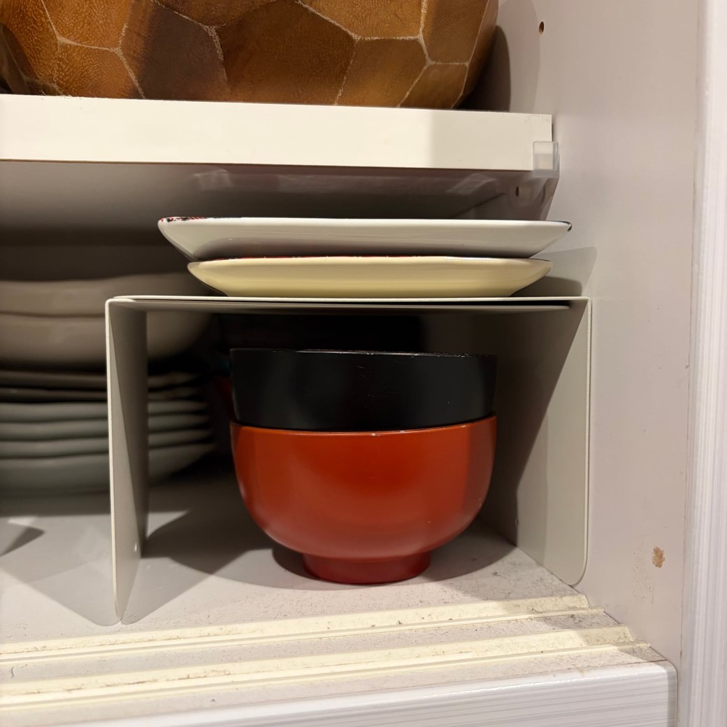 食器棚をブックスタンドで整頓しているところ