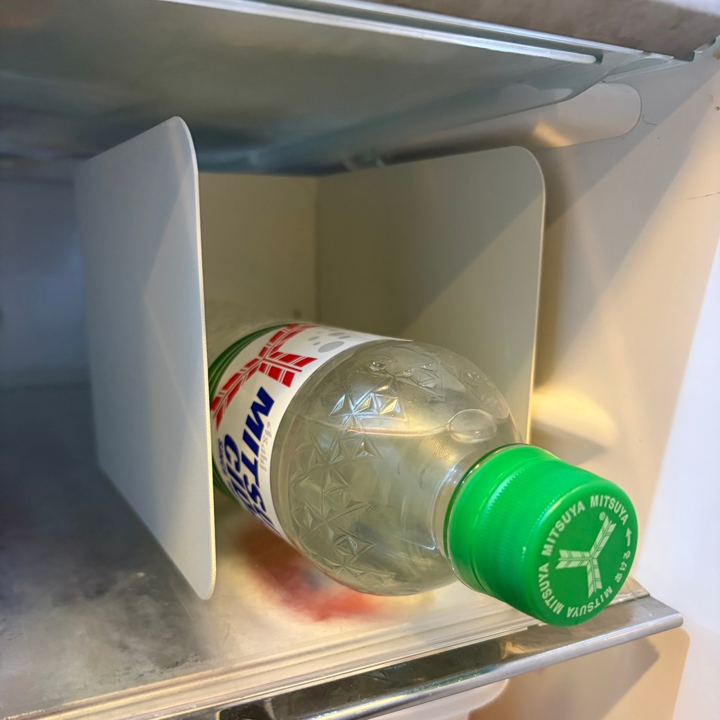 ブックスタンドを使ってペットボトルを収納しているところ
