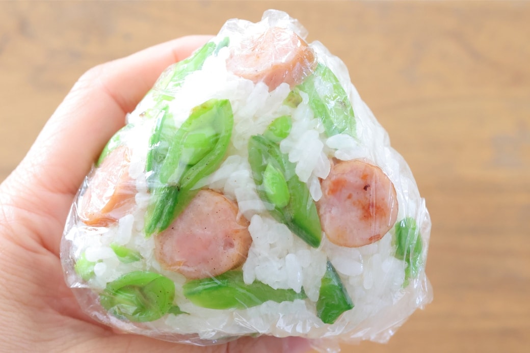 「ウインナーとスナップエンドウのおにぎり」