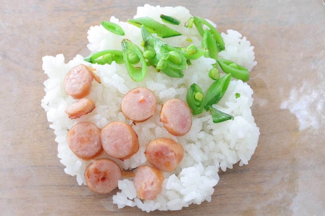 「ウインナーとスナップエンドウのおにぎり」
