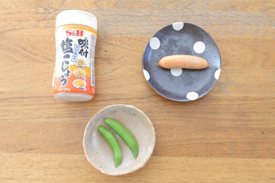 「ウインナーとスナップエンドウのおにぎり」