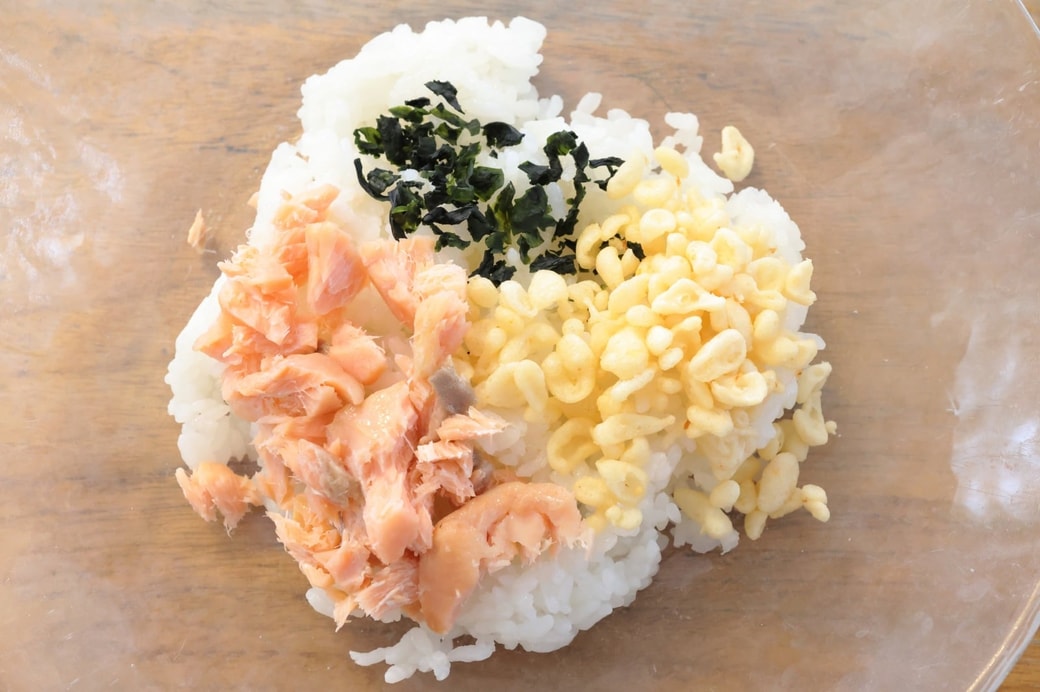 「鮭とわかめと天かすのおにぎり」