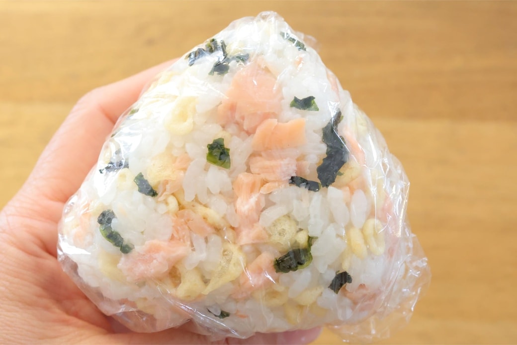 「鮭とわかめと天かすのおにぎり」
