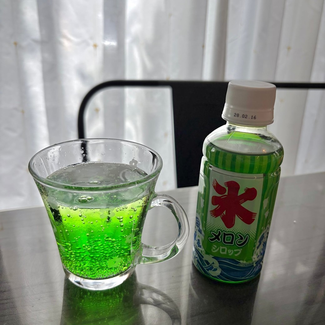 炭酸で割ると爽やかなメロンソーダが完成！アイスをのせてもおいしい
