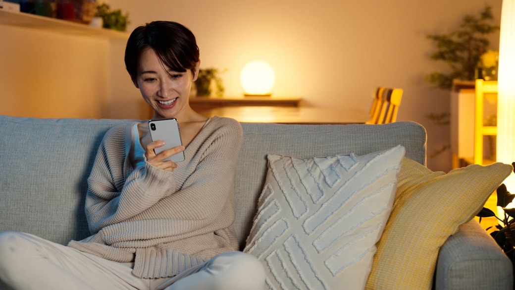 スマホでスケジュールチェックする女性