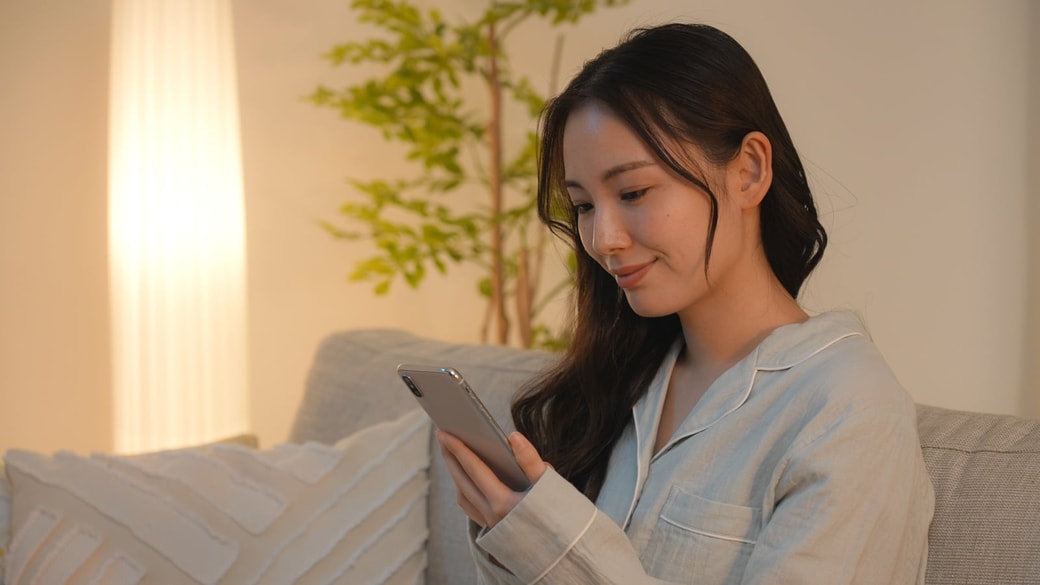 夜スマホチェックする女性