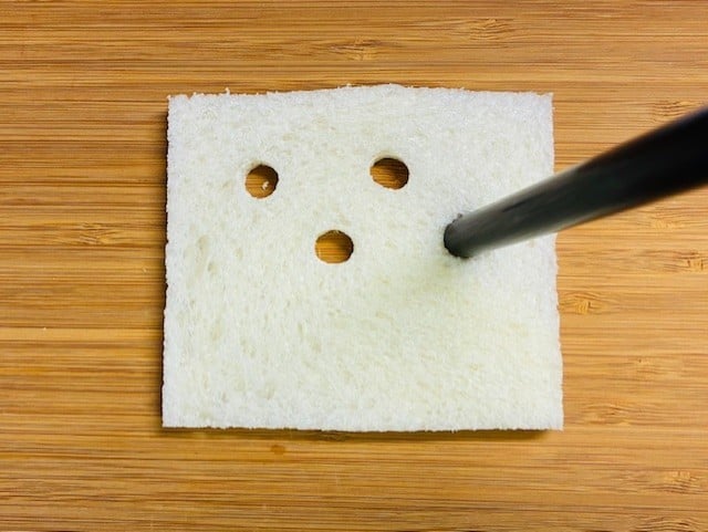 食パンに穴をあける