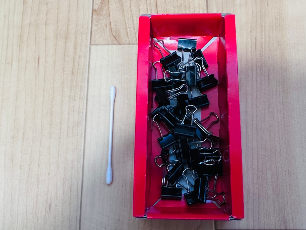文房具の収納にぴったり:ダブルクリップを入れたところ