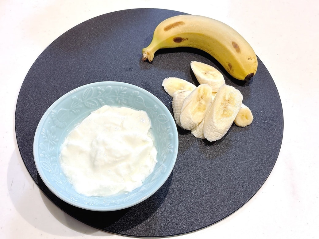 ヨーグルトにバナナを混ぜるだけ