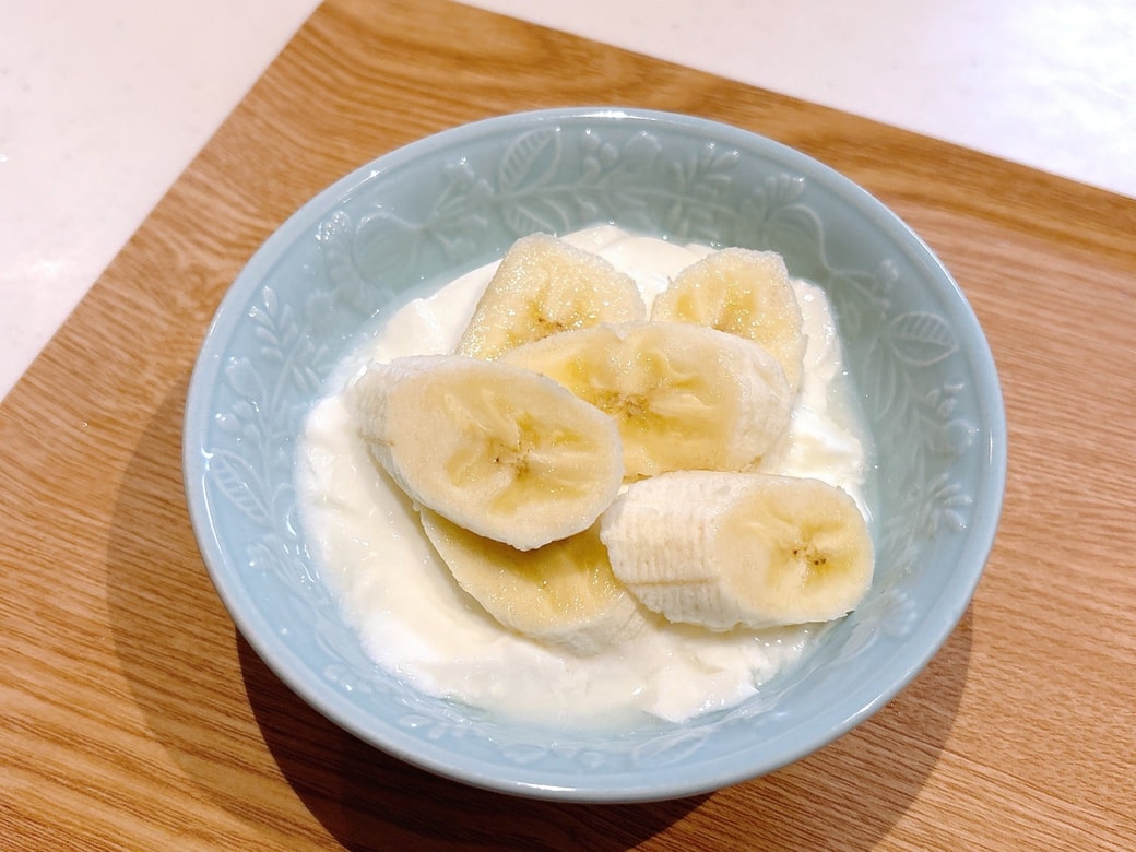 ヨーグルトにバナナをのせる