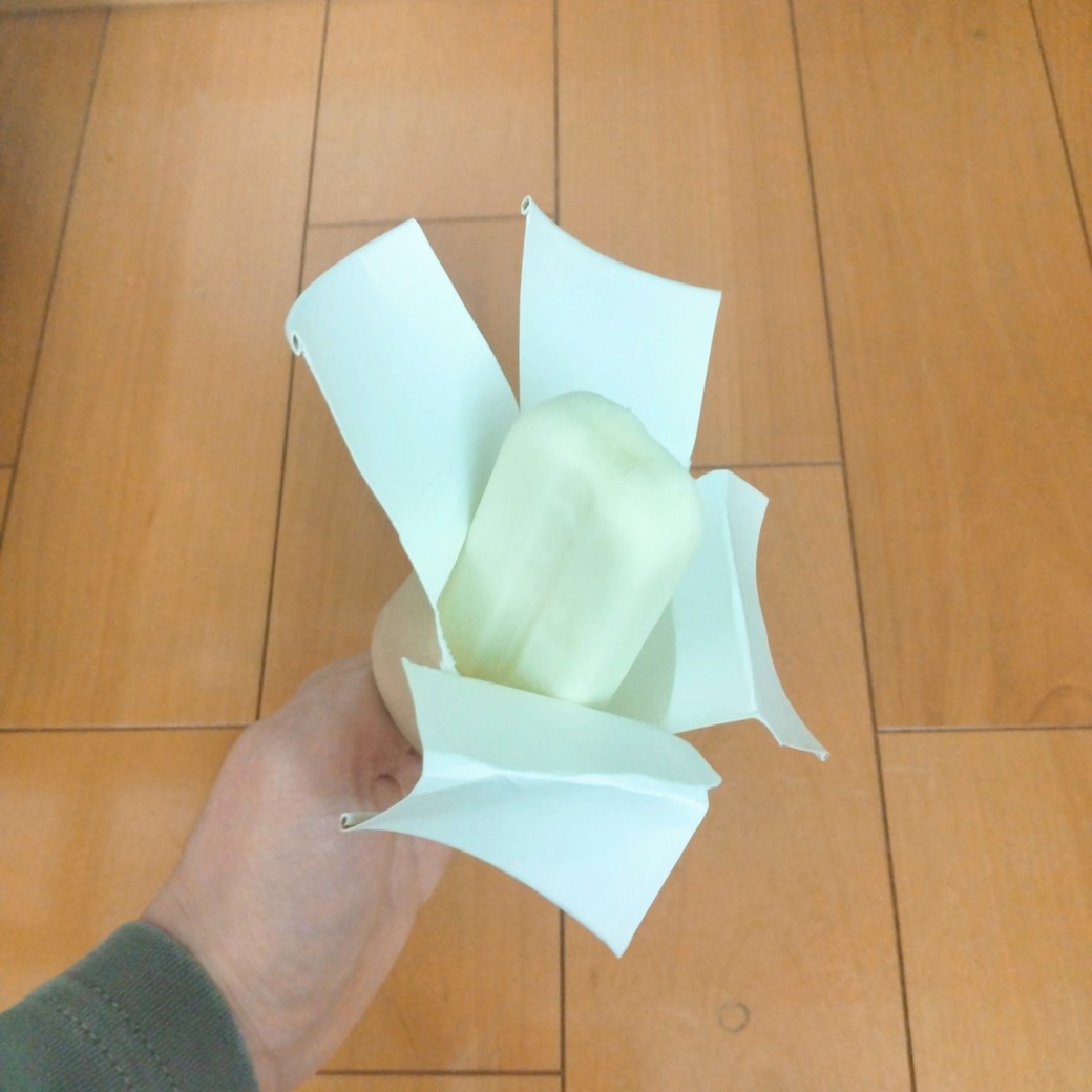 紙コップに入れたアイス