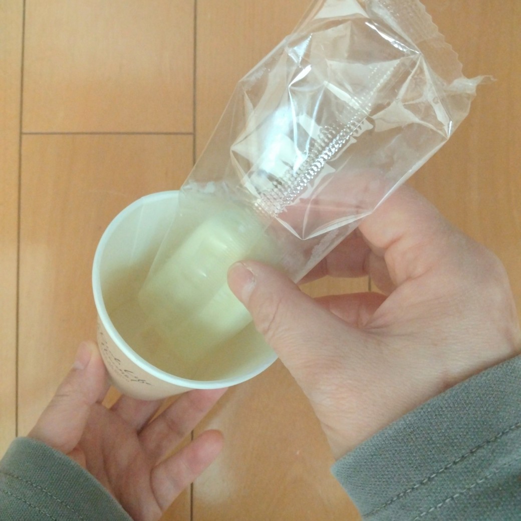 紙コップにアイスを入れる人