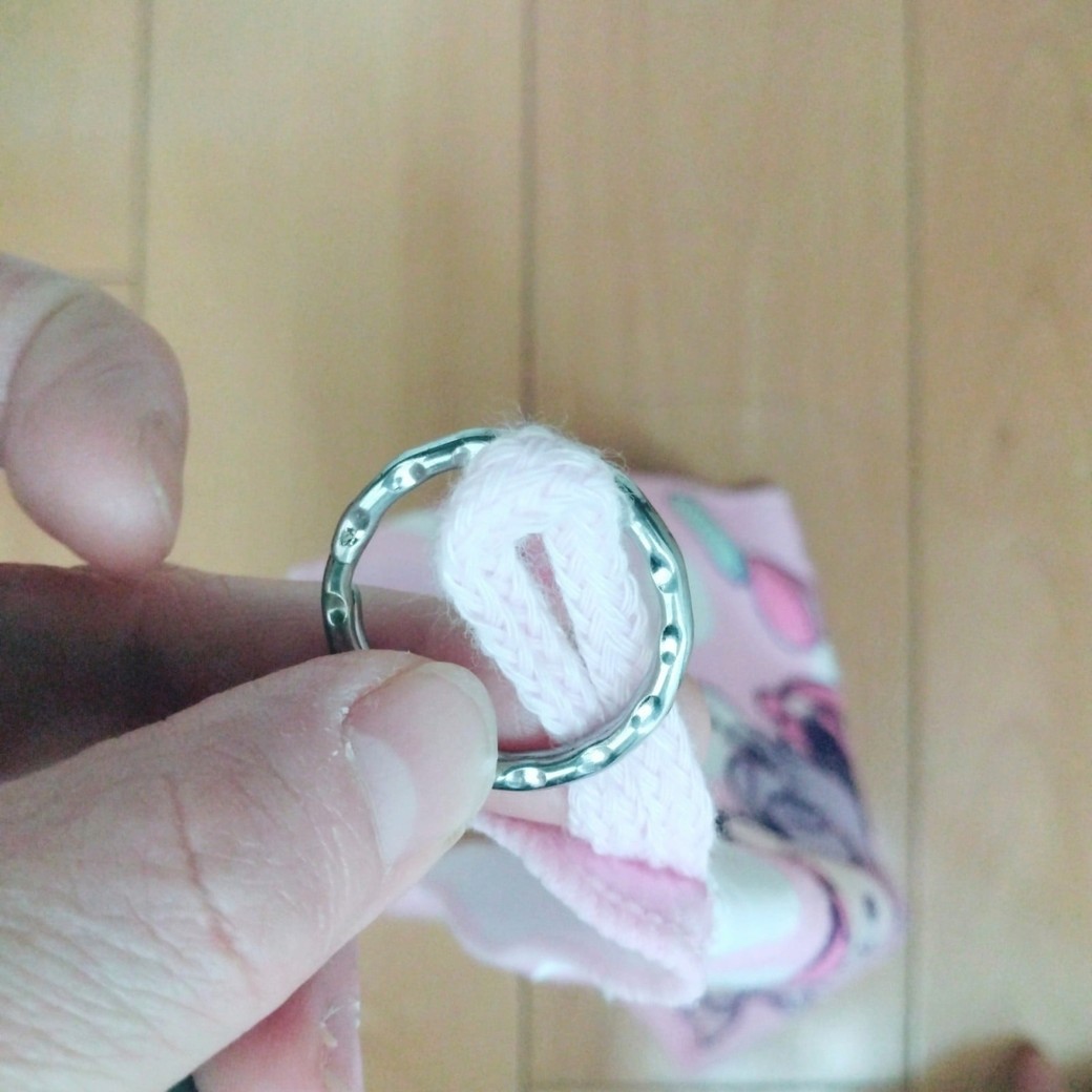 リングにひもを通す人