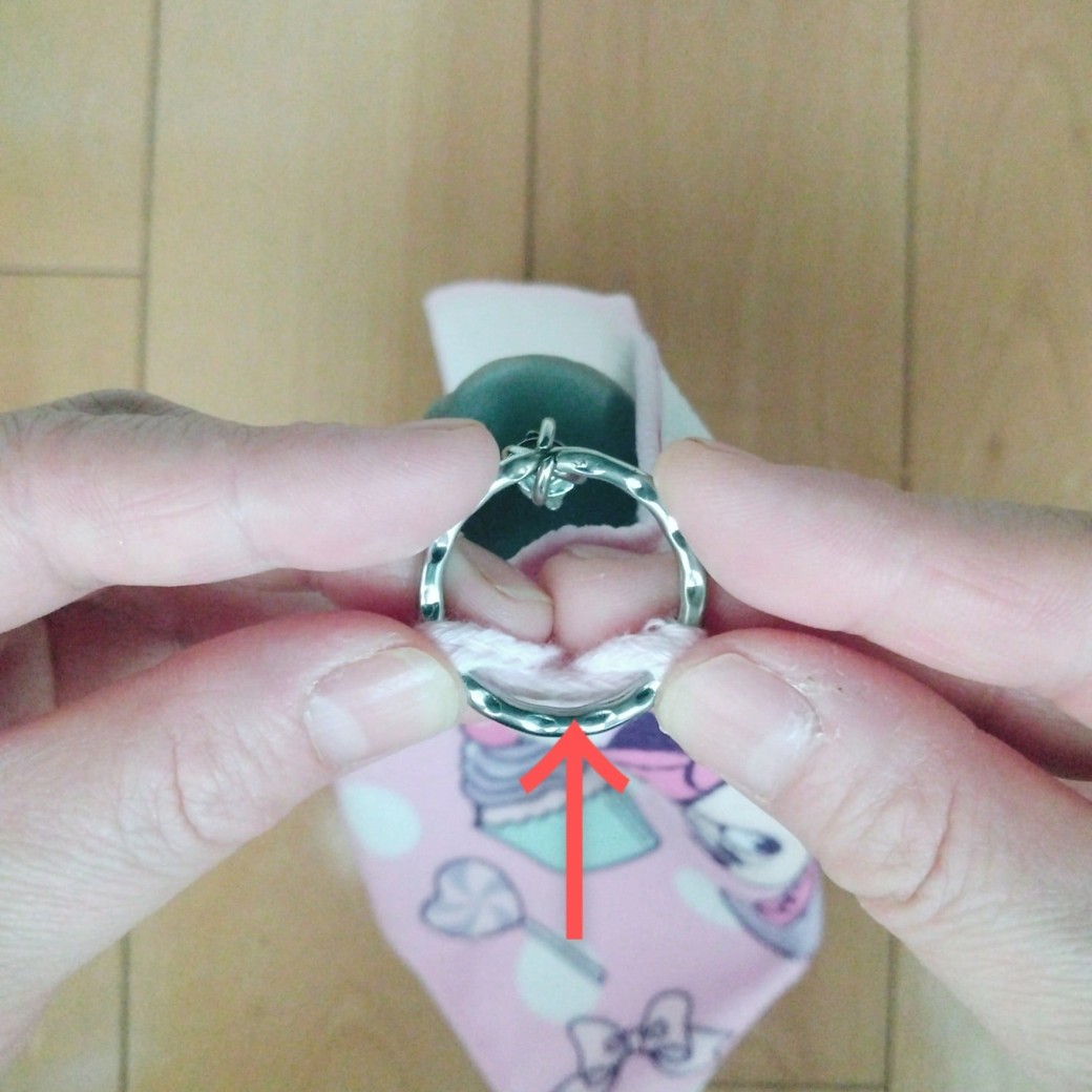 リングにひもを通す人