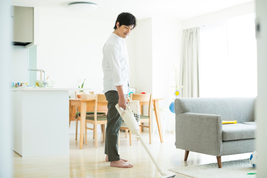 掃除をするパパ