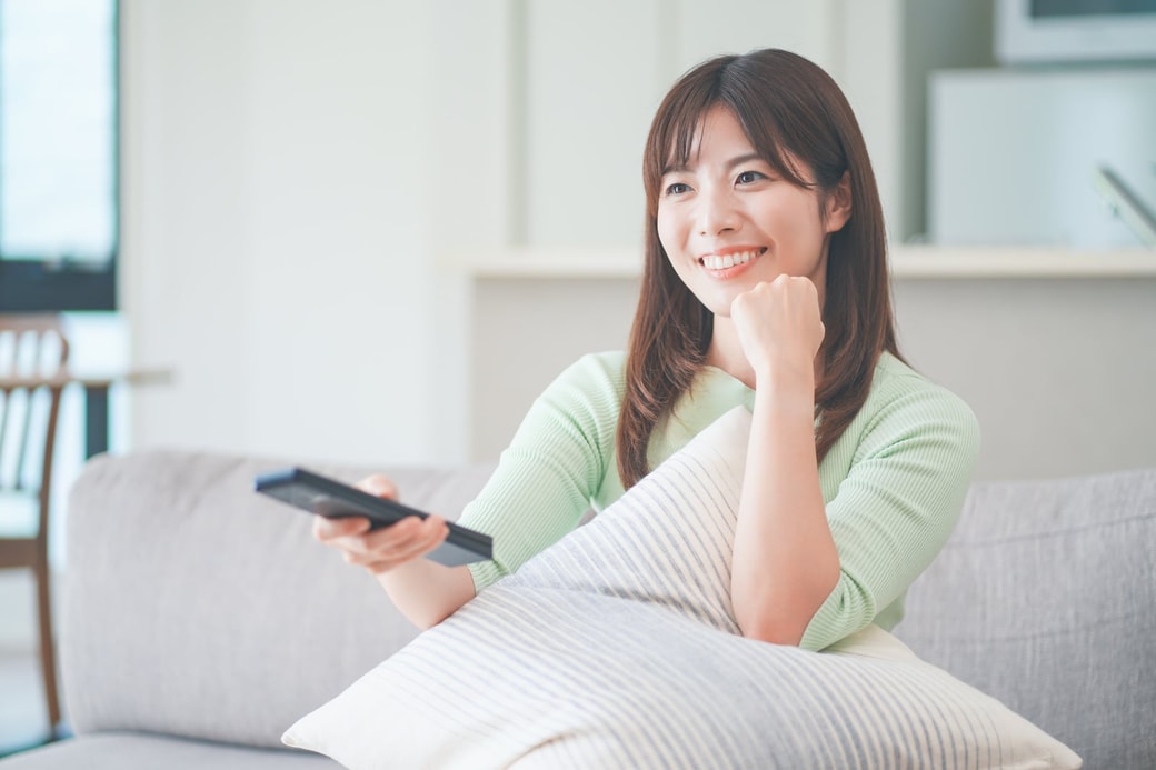 テレビを観るママ