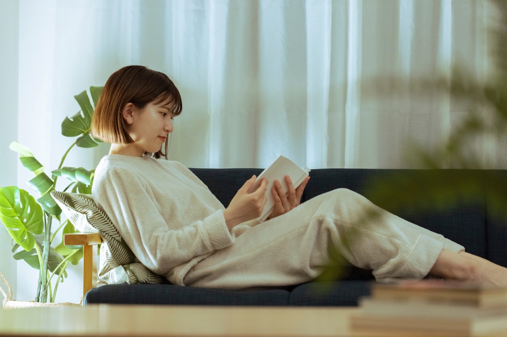 読書する女性