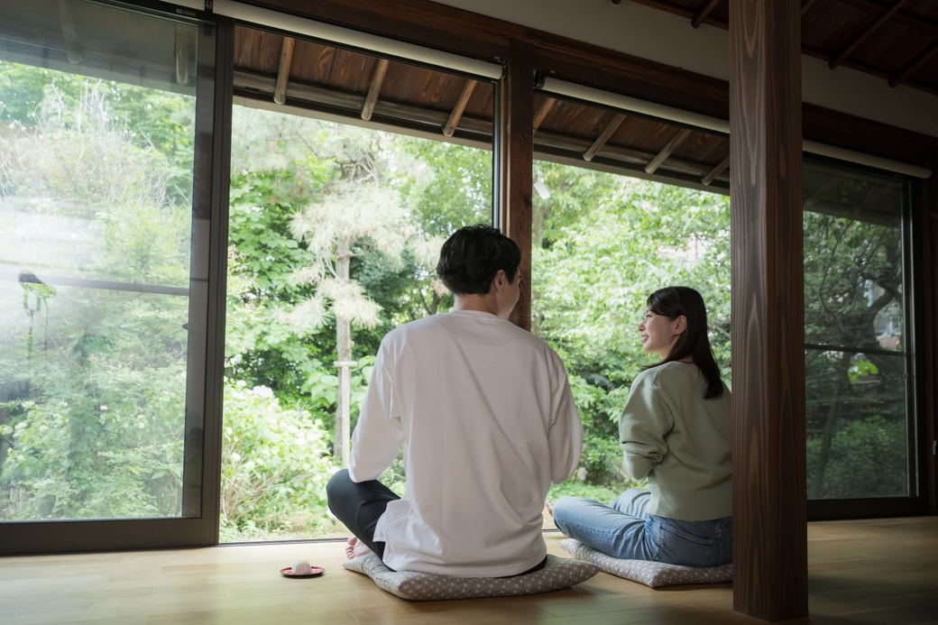 旅館でくつろぐ夫婦