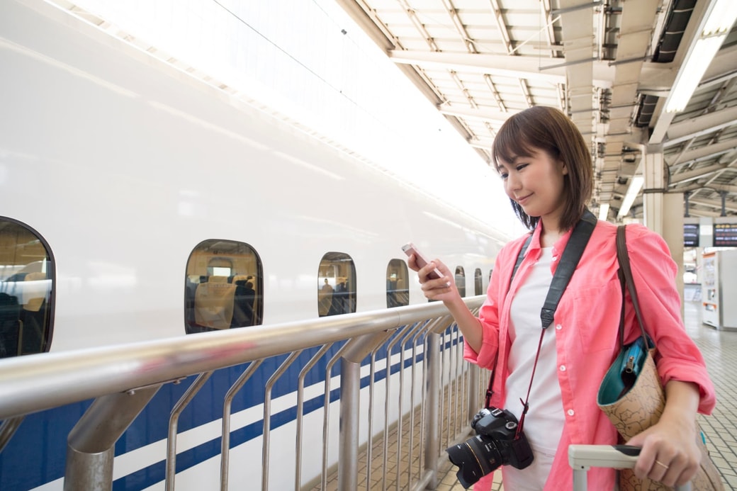 新幹線と女性