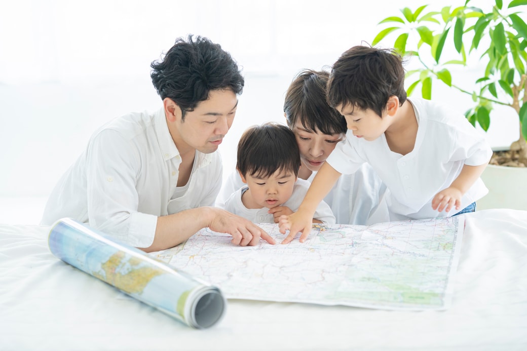 旅行計画を立てる家族