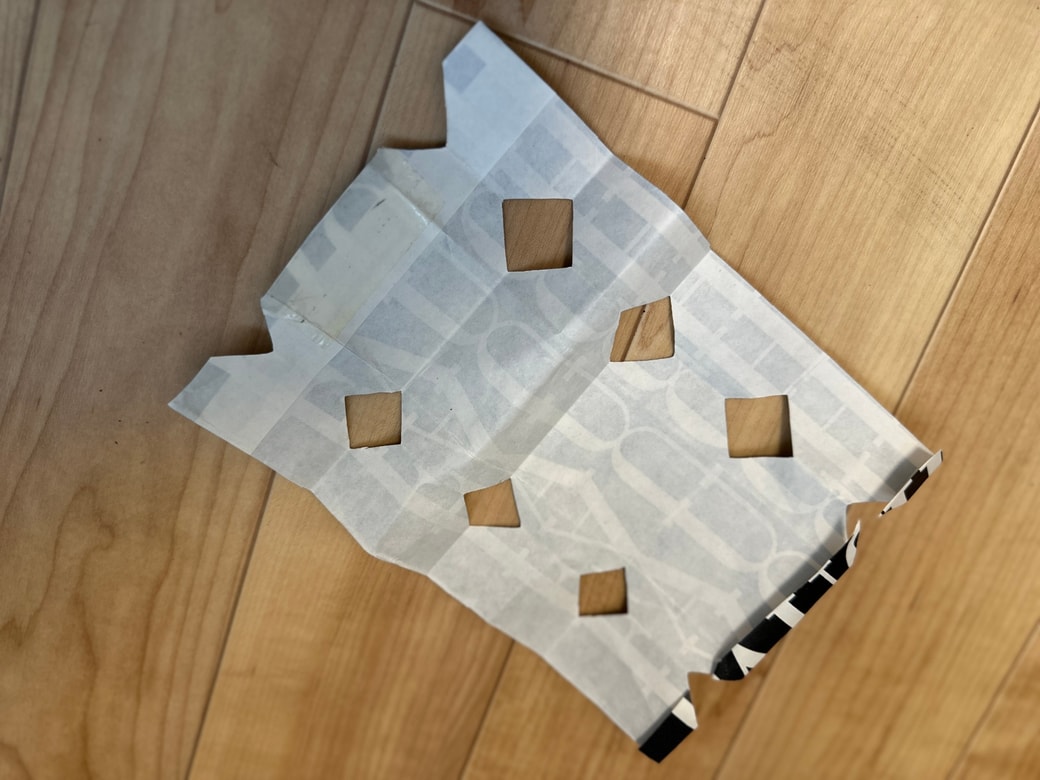 広げて両面テープを貼る