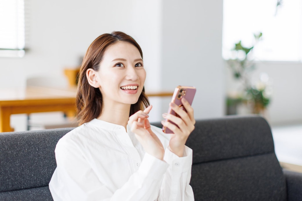 スマホを使う女性