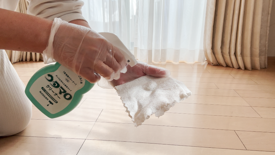 クロスに洗剤を吹きかける