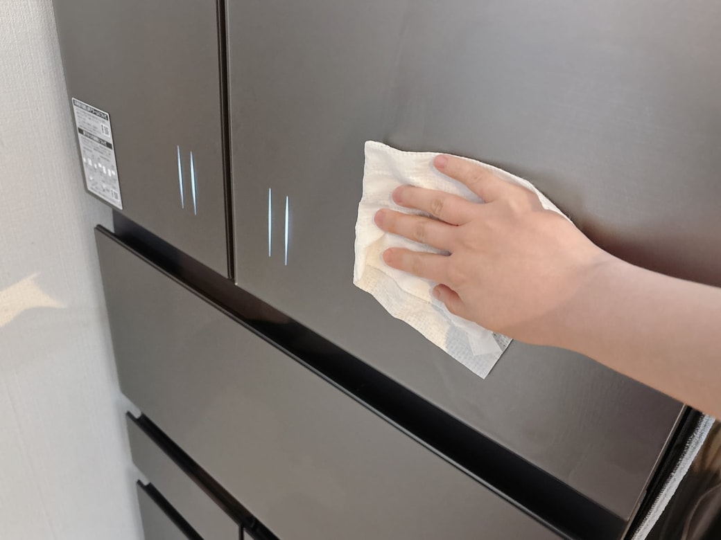 冷蔵庫のドアを拭く